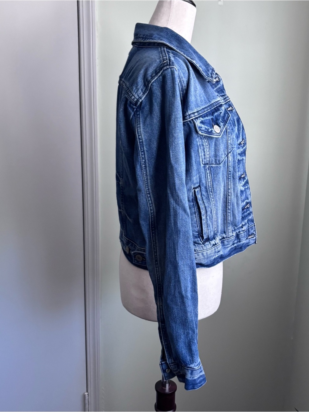 Levi's Women's Medium Wash Blue Denim Jacket - Picture 2 of 4